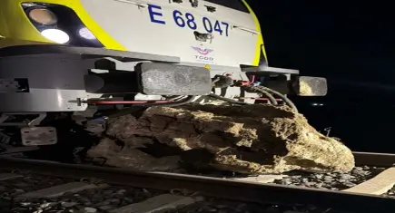Balıkesir’de korkutan tren kazası: Kaya parçasına çarpan lokomotif raydan çıktı!