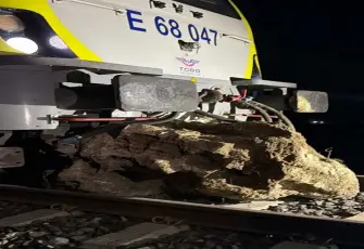 Balıkesir’de korkutan tren kazası: Kaya parçasına çarpan lokomotif raydan çıktı!