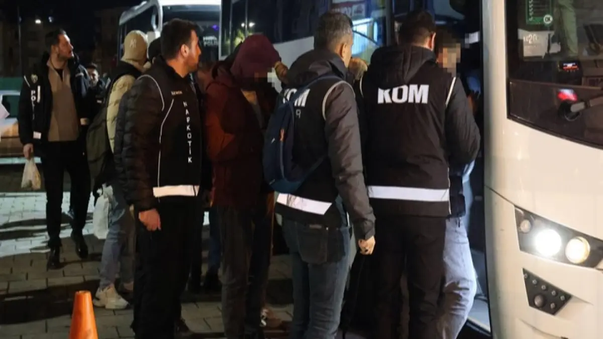 Buca Belediyesi’nde gözaltına alınan şüpheliler adliyeye sevk edildi haberinin görseli