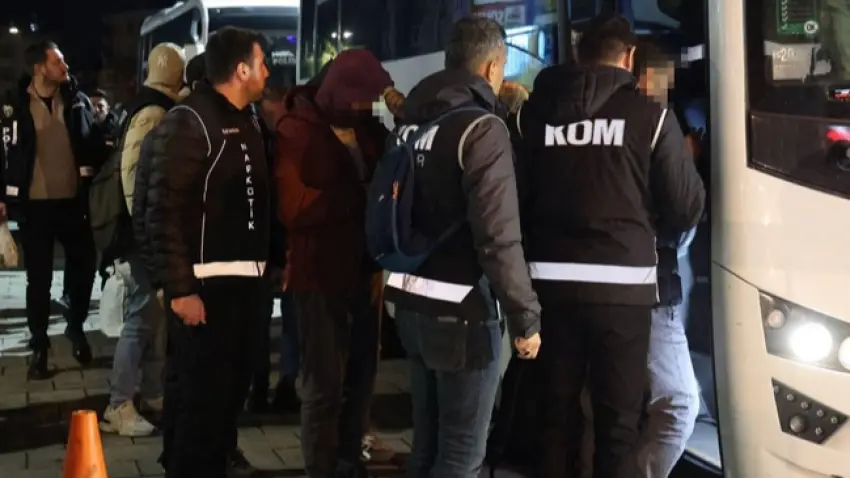 Buca Belediyesi’nde gözaltına alınan şüpheliler adliyeye sevk edildi