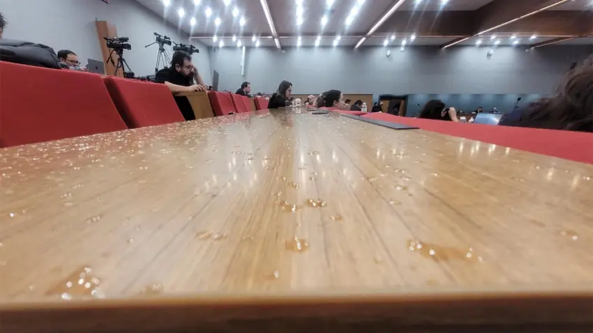 Büyükşehir Meclisine yağmur yağdı