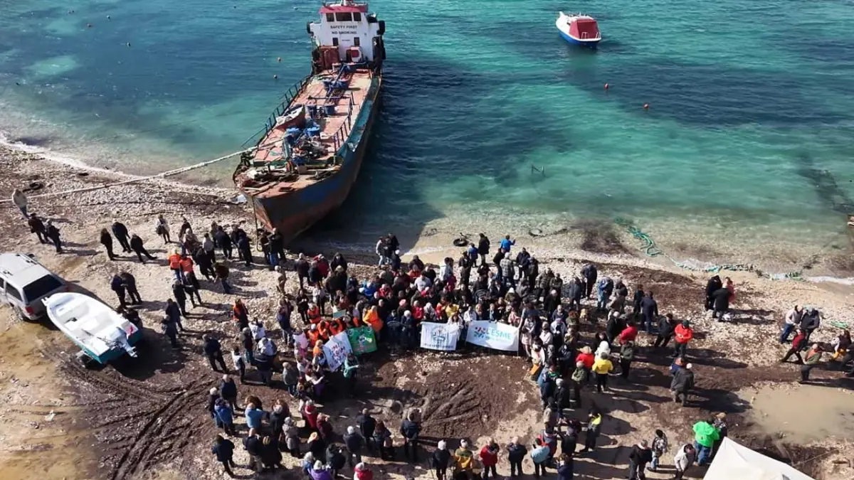 Demircili Ada Koyu’nda hurda gemiye karşı ortak tepki haberinin görseli