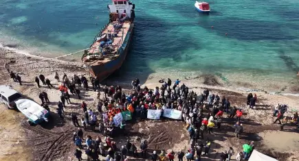Demircili Ada Koyu’nda hurda gemiye karşı ortak tepki