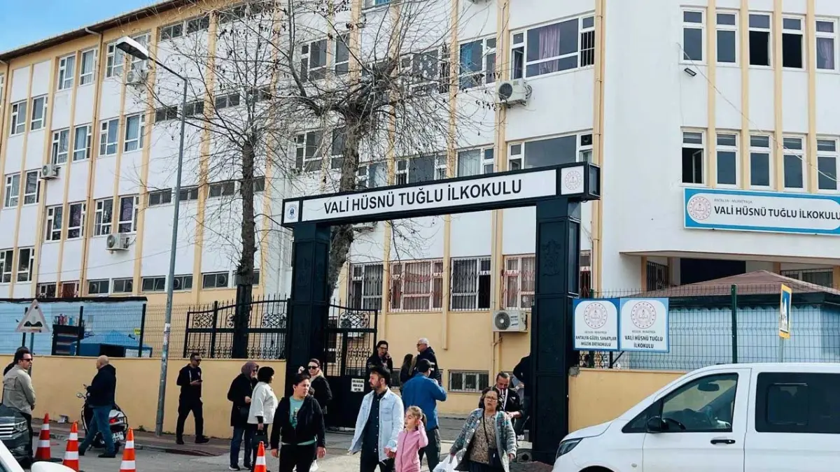 İlkokulda yangın paniği: Öğretmenler odası alevlere teslim oldu haberinin görseli