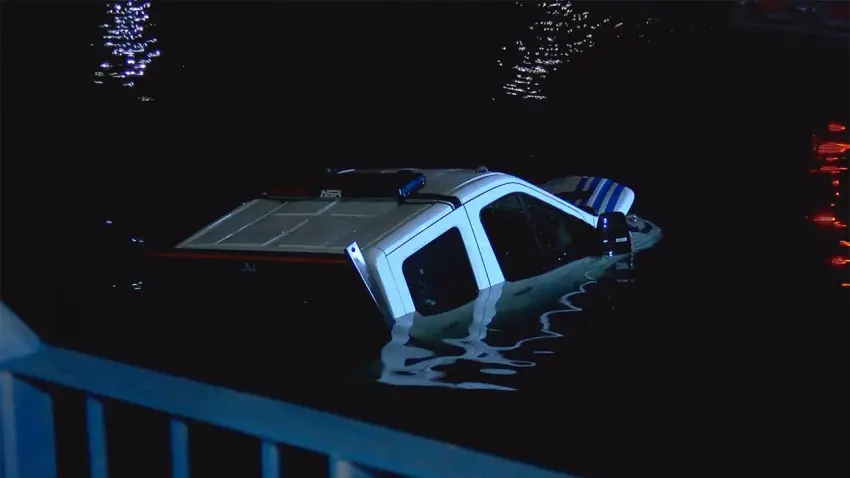 Bakırköy’de İBB zabıta aracı denize düştü haberinin görseli