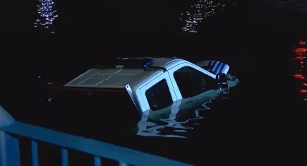 Bakırköy’de İBB zabıta aracı denize düştü