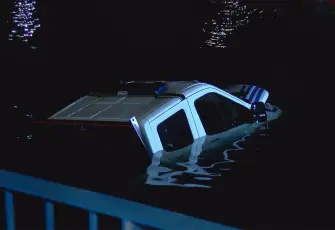 Bakırköy’de İBB zabıta aracı denize düştü