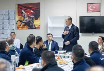 Başkan Tugay güne emekçilerle başladı