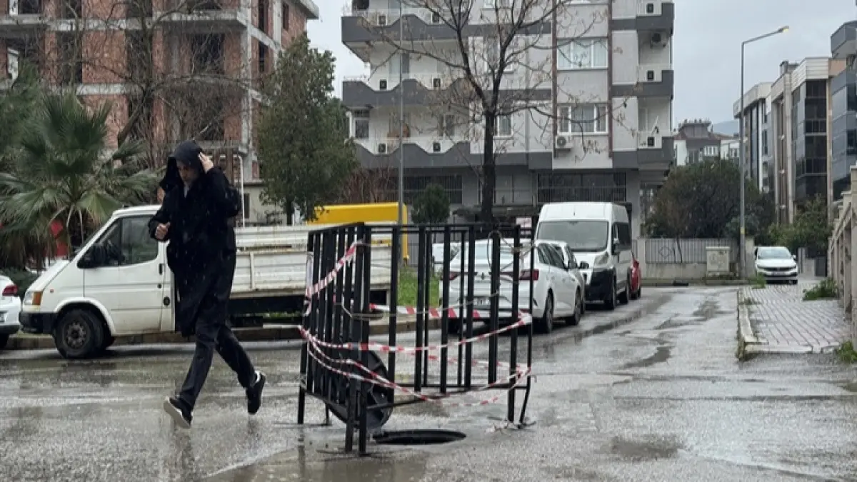 İzmir’de esnaf, yağış sonrası suyu kendi imkanlarıyla tahliye etti haberinin görseli