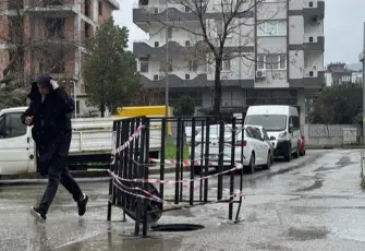 İzmir’de esnaf, yağış sonrası suyu kendi imkanlarıyla tahliye etti
