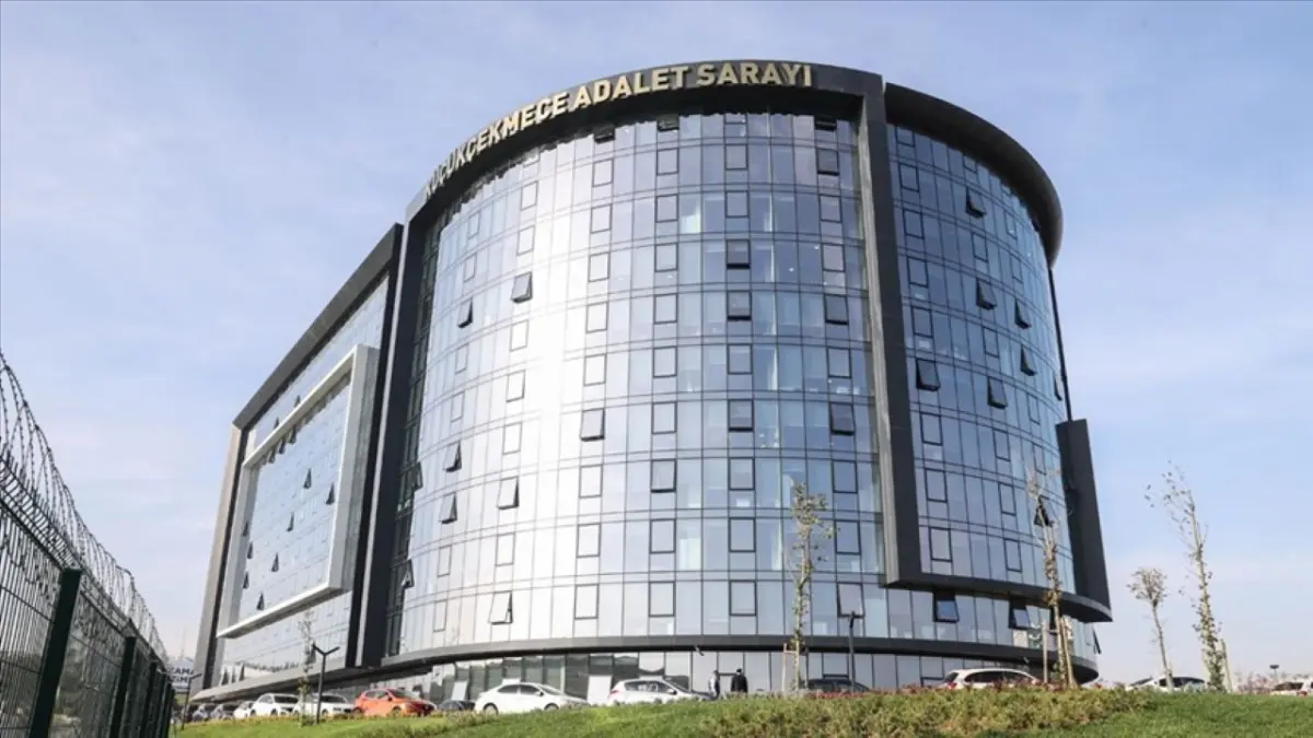 Küçükçekmece Adliyesi’nde hakime saldırı girişimi: Avukat adli kontrolle serbest haberinin görseli