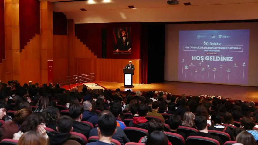 Lise öğrencileri projelerini DEÜ’de sergiliyor haberinin görseli