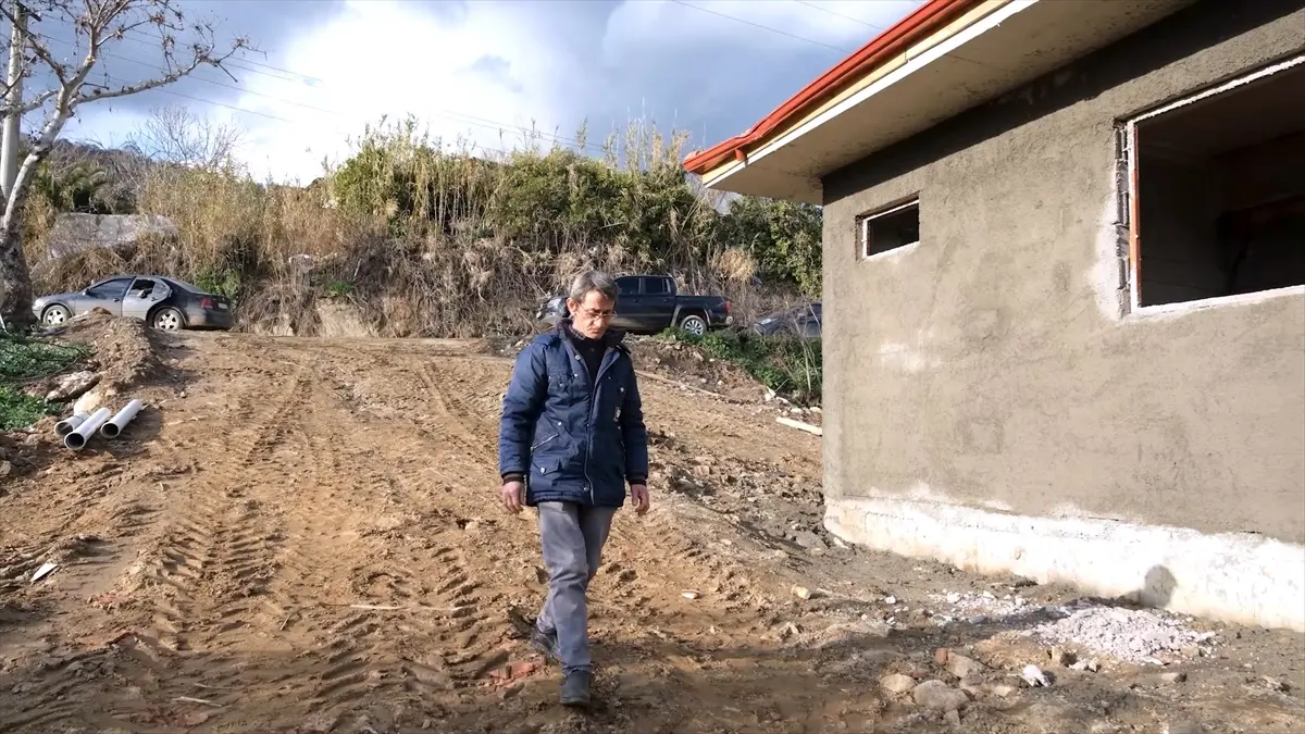 Orman yangınında evi yanan Cavit Amca’nın yüzü gülüyor başlıklı video haberin görseli