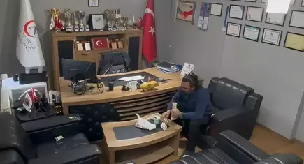 Sağlıkçıdan kendi kendine hayat kurtaran müdahale: Koltuk sırtıyla heimlich!