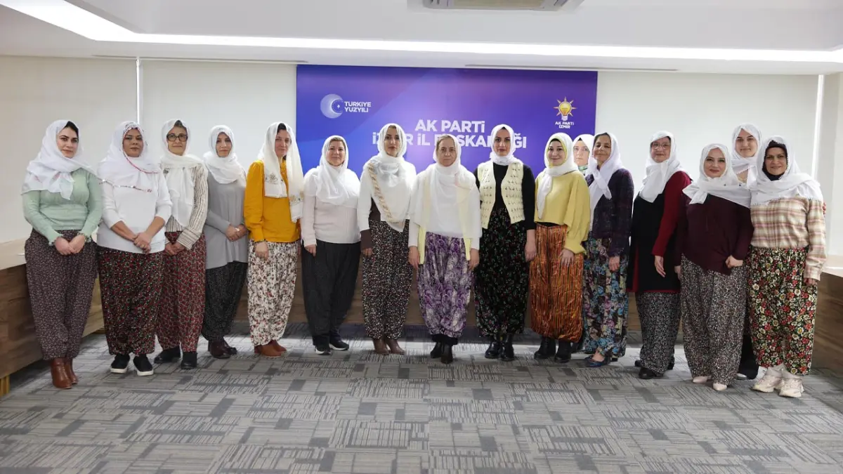 AK Parti İzmir Kadınlarından Başkan Güneş'e şalvarlı destek haberinin görseli