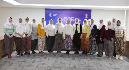 AK Parti İzmir Kadınlarından Başkan Güneş'e şalvarlı destek