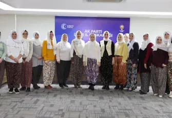 AK Parti İzmir Kadınlarından Başkan Güneş'e şalvarlı destek