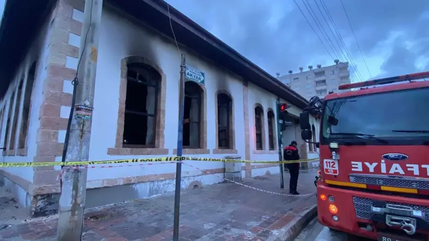 Bahçeli'nin mezun olduğu 115 yıllık tarihi okulda yangın! haberinin görseli