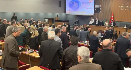 Büyükşehir Meclisi’nde Akın Gürlek tartışması: Meclis tatil edildi