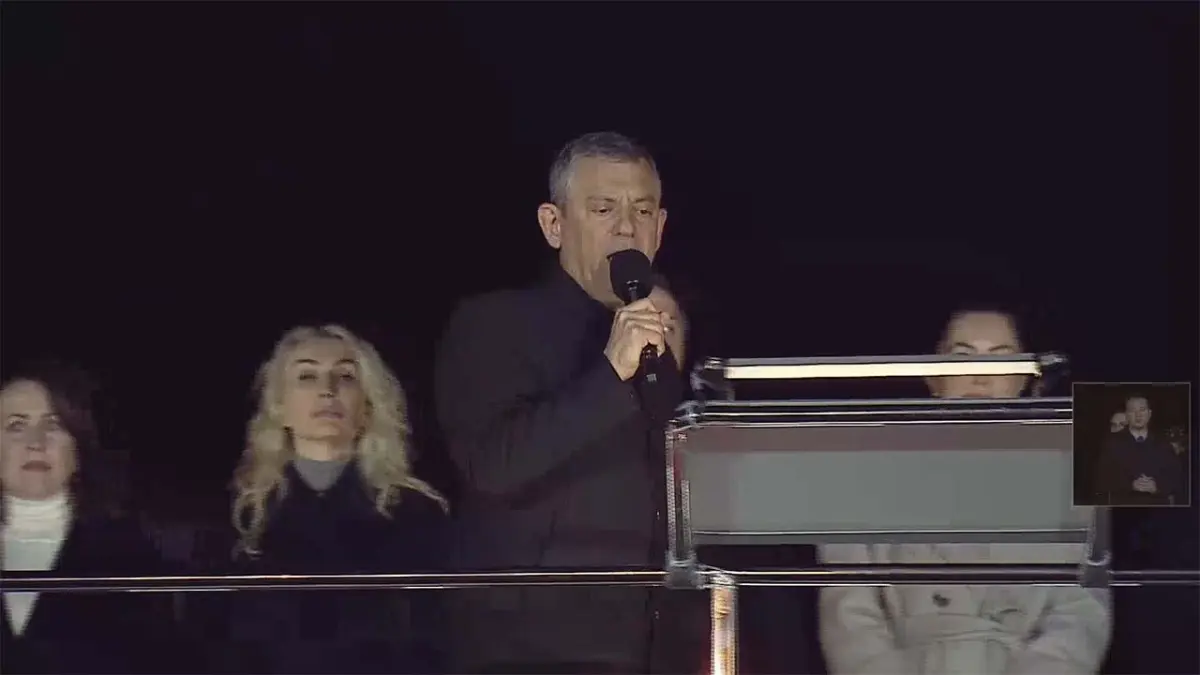 CHP lideri Özgür Özel, Adalar’da konuştu: Eninde sonunda korkaklar kaybeder, cesurlar kazanır haberinin görseli