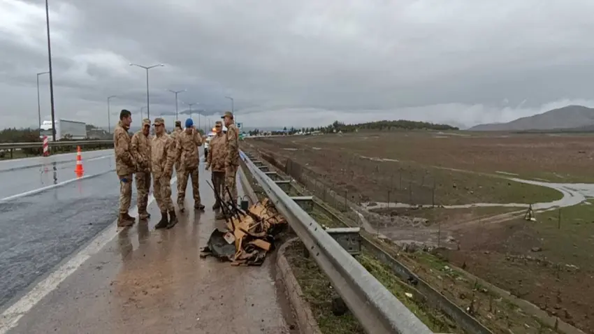  Gaziantep'te askeri araç şarampole devrildi: 10 asker yaralı haberinin görseli