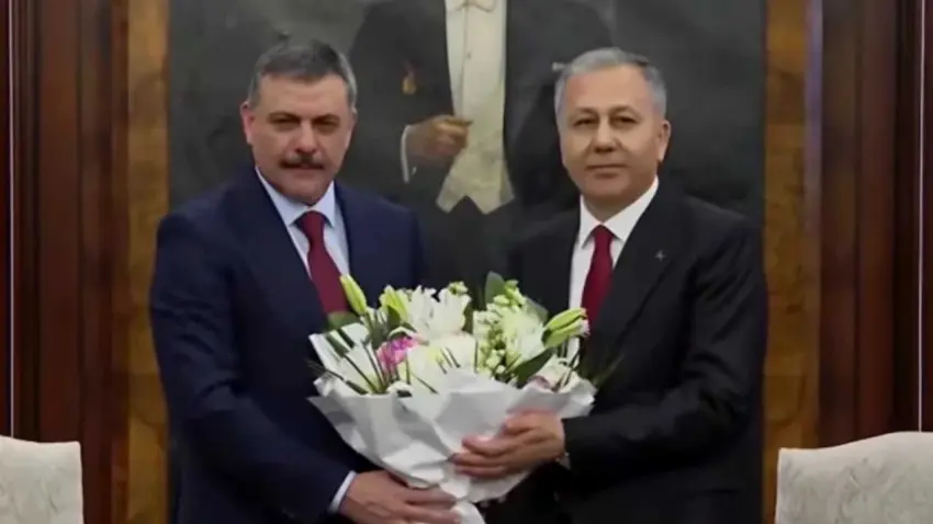 İçişleri'nde devir teslim: Ali Yerlikaya "Ben artık özgürlüğe gidiyorum" diyerek veda etti haberinin görseli