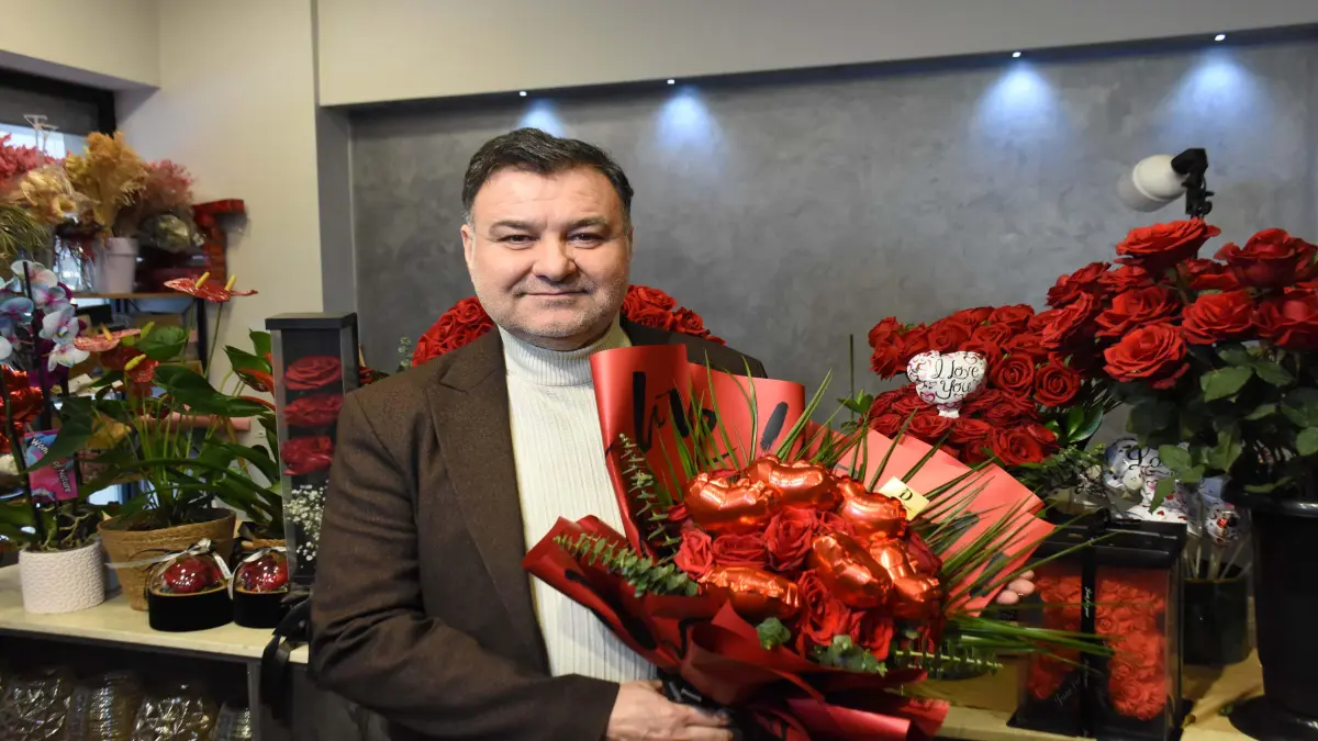 İzmir'de Sevgiler Günü'ne özel 2,5 milyon gül başlıklı video haberin görseli