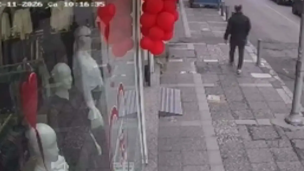 İzmir haber: Panelvan, kaldırımdaki yayaya çarptı haberinin görseli