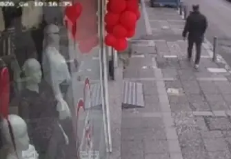 İzmir haber: Panelvan, kaldırımdaki yayaya çarptı