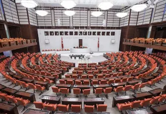 TBMM’de yumruklar ve anayasa kitapçıkları havada uçuştu!