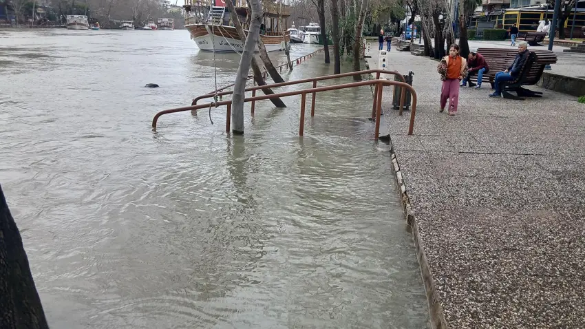 Antalya’da sel alarmı: Dereler taştı, yollar kapandı