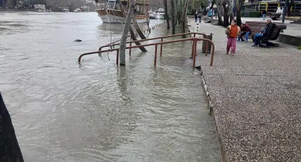 Antalya’da sel alarmı: Dereler taştı, yollar kapandı