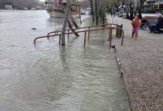 Antalya’da sel alarmı: Dereler taştı, yollar kapandı