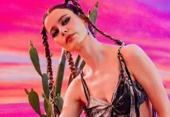 Beren Saat’ten sürpriz kariyer hamlesi: Single çıkardı! CapitaliZoo yayında