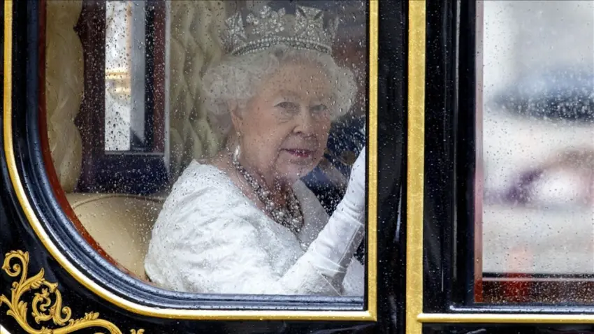 Buckingham’da sus payı skandalı: Kraliçe Elizabeth, Epstein mağduruna ödemesi için Andrew’a 7 milyon sterlin vermiş haberinin görseli