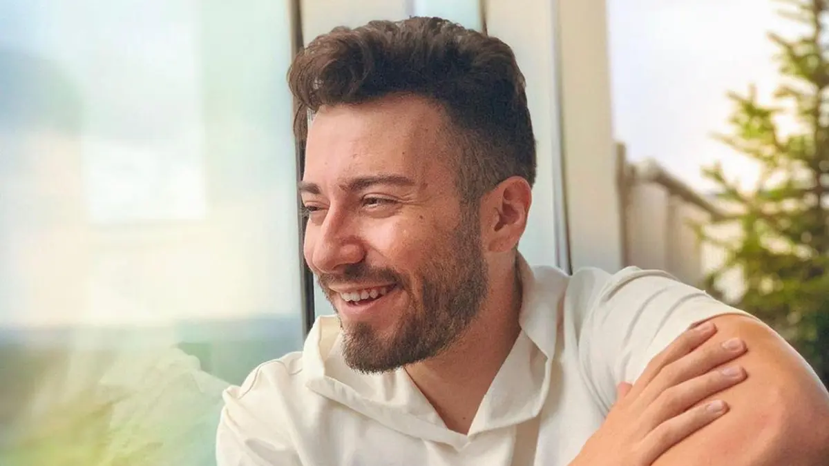 Hakkında yakalama kararı çıkarılmıştı: Enes Batur havalimanında gözaltına alındı haberinin görseli