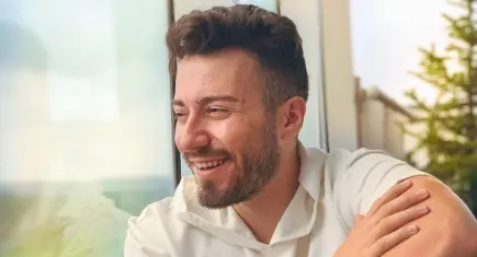 Hakkında yakalama kararı çıkarılmıştı: Enes Batur havalimanında gözaltına alındı