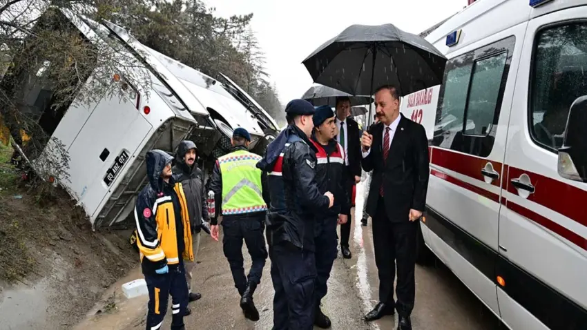 Isparta’da cezaevi aracı devrildi: 3 jandarma personeli yaralı! haberinin görseli