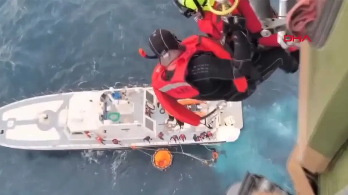 İzmir açıklarında göçmen botu faciası: 2 kişi böyle kurtarıldı haberinin görseli