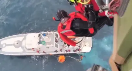 İzmir açıklarında göçmen botu faciası: 2 kişi böyle kurtarıldı