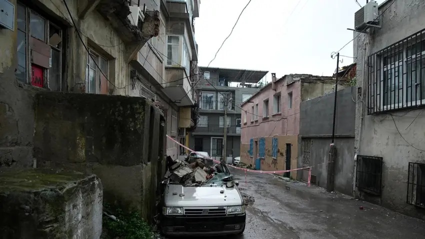 İzmir'de bir binadaki iki balkon çöktü