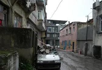 İzmir'de bir binadaki iki balkon çöktü