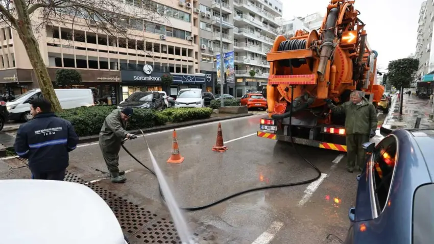 İzmir’de sağanak alarmı: Büyükşehir belediyesi tüm birimleriyle sahada