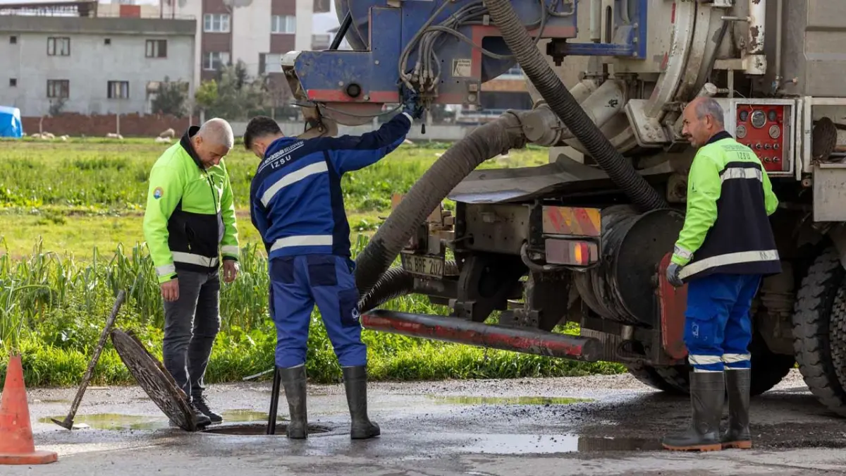 İzmir’de sağanak bilançosu: Kırsalda seferberlik, fırtına kapıda! haberinin görseli