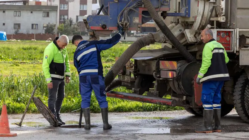 İzmir’de sağanak bilançosu: Kırsalda seferberlik, fırtına kapıda!