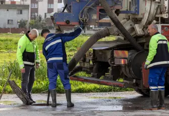 İzmir’de sağanak bilançosu: Kırsalda seferberlik, fırtına kapıda!