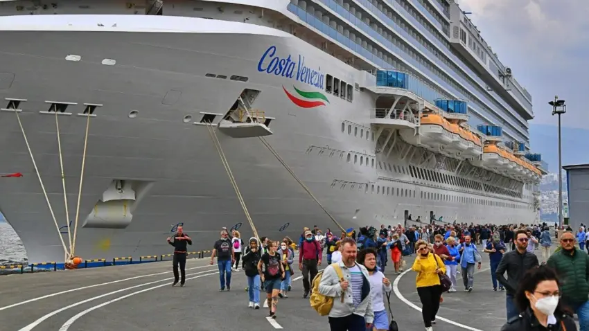 İzmir Limanı’nda transit yolcu bereketi