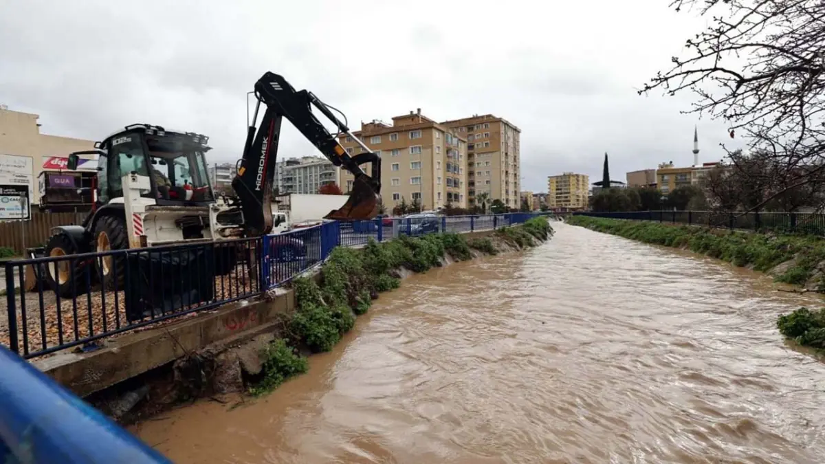 İzmir yine sağanağa teslim oldu haberinin görseli