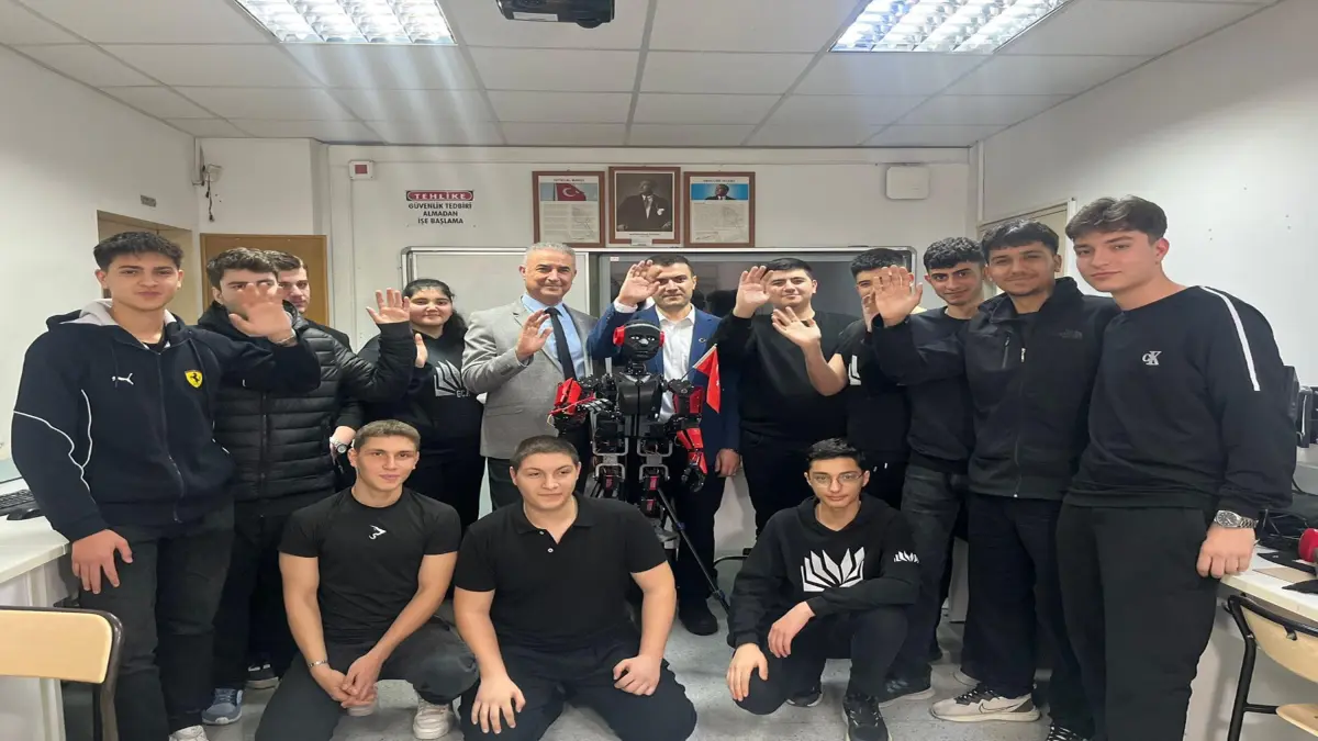 Öğrencilerin geliştirdiği 'Altan' robot, onlarla sohbet edip rehberlik yapıyor başlıklı video haberin görseli