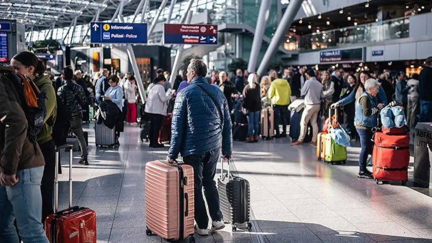 Pilotlar ve kabin ekibi grevde: 800 uçuş iptal edildi, 100 bin yolcu mağdur oldu haberinin görseli